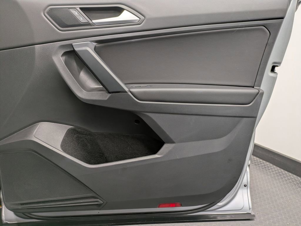 Used 2019 Volkswagen Tiguan SE w/ Panoramic Sunroof Package image 30