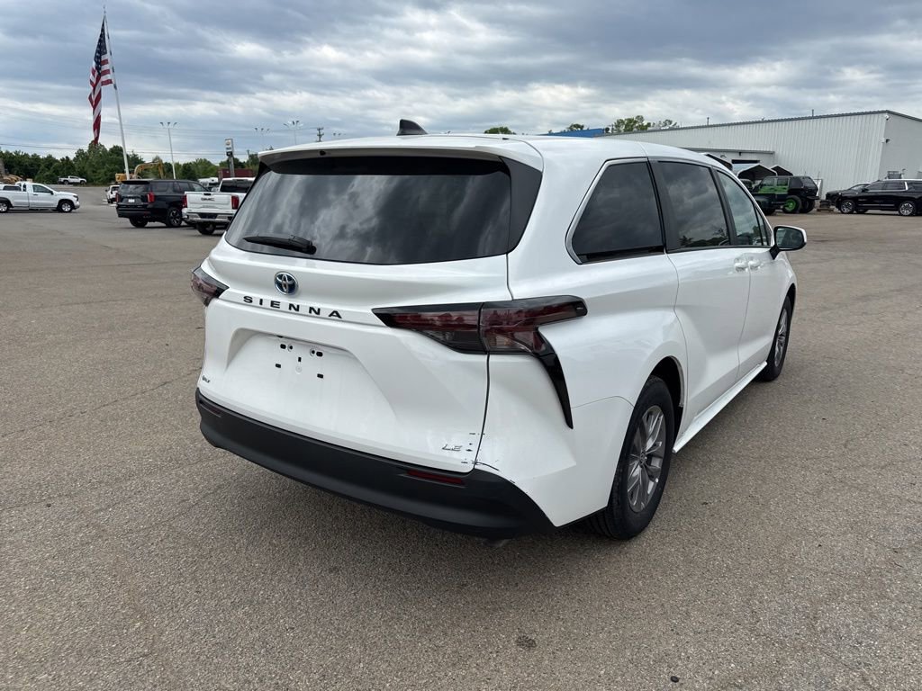 Used 2025 Toyota Sienna LE FWD image 3