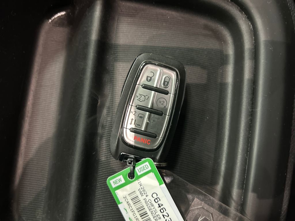 Used 2024 Chrysler Pacifica Touring FWD image 22