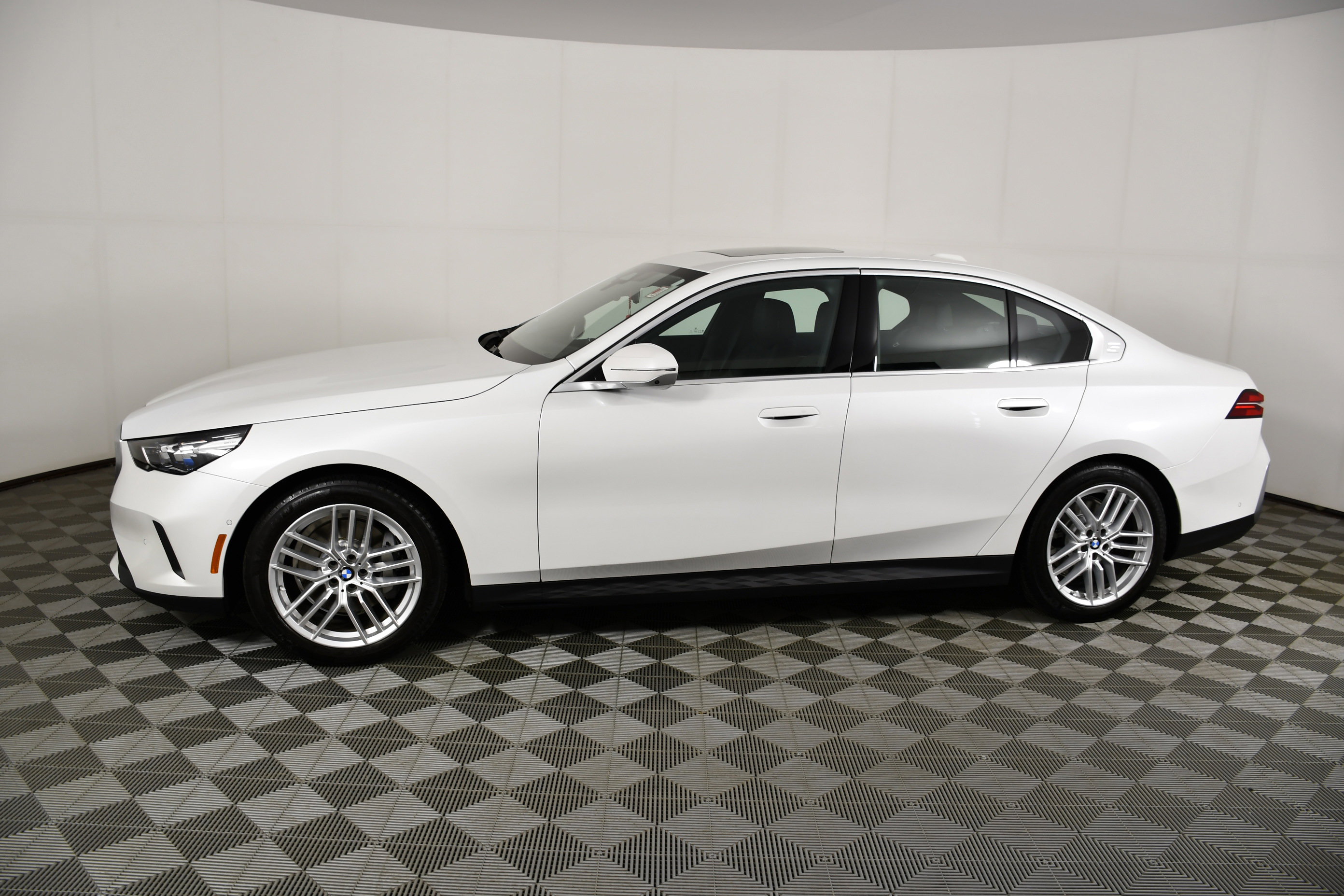 Used 2025 BMW 530i xDrive image 9