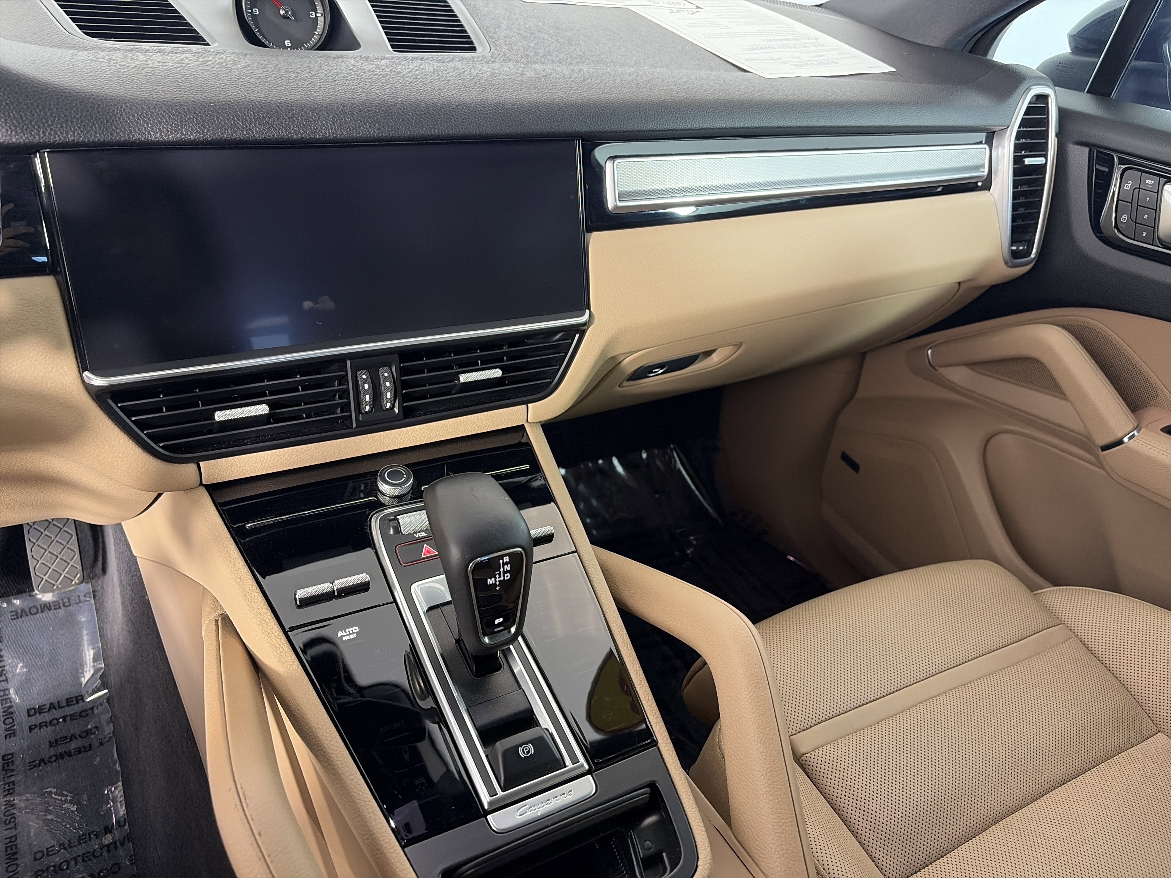 Used 2023 Porsche Cayenne Platinum Edition image 4