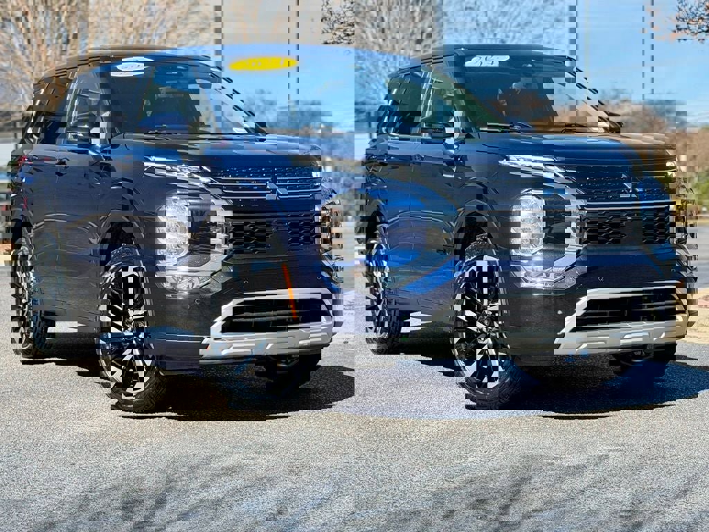 Used 2024 Mitsubishi Outlander SE image 2