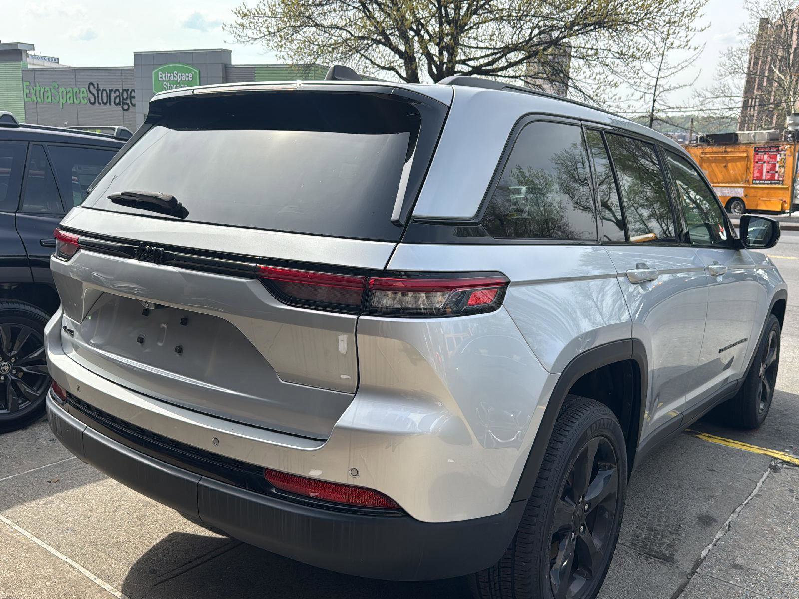 Used 2023 Jeep Grand Cherokee Altitude AWD/4WD image 4