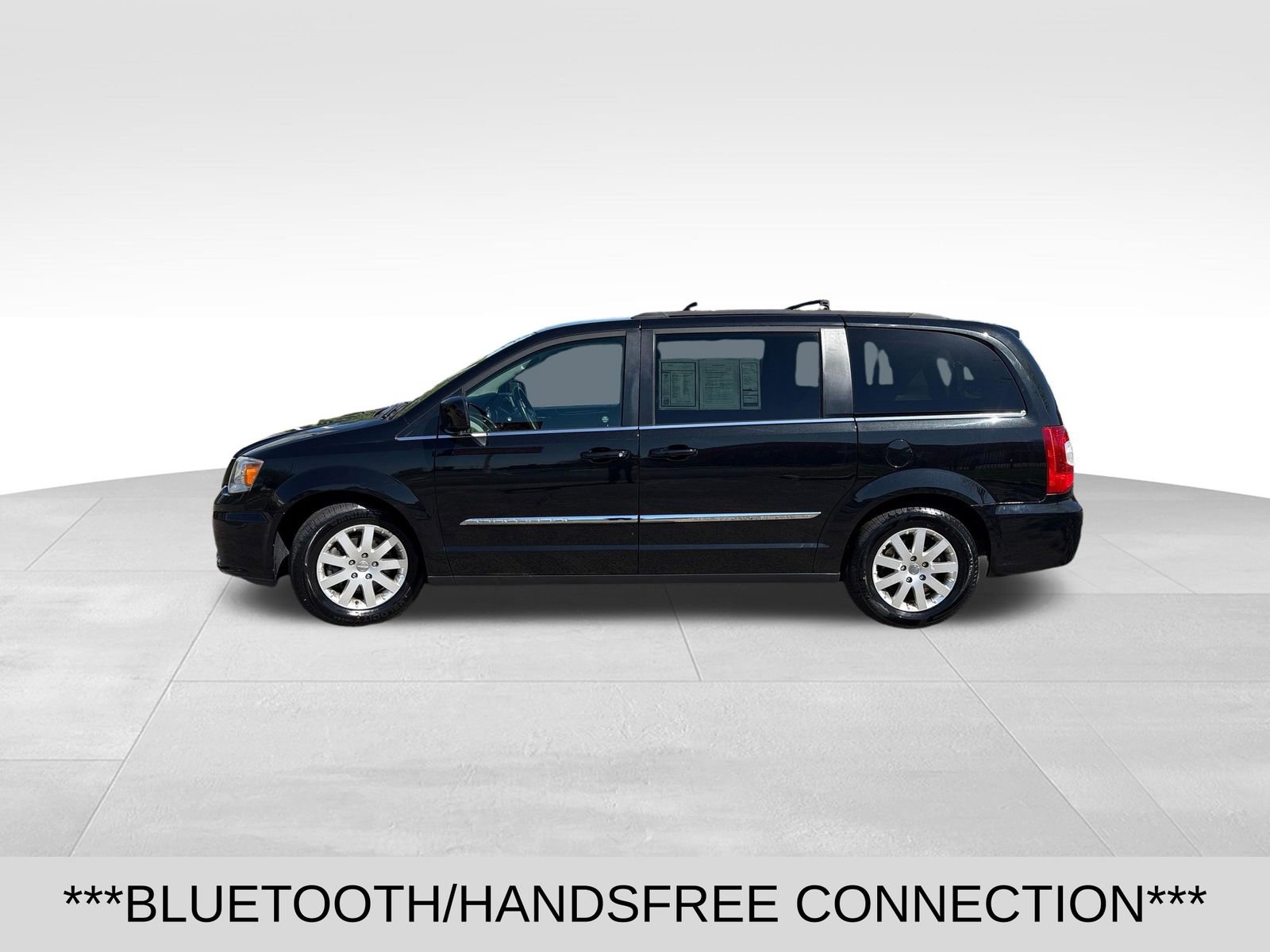 Used 2016 Chrysler Town & Country Touring FWD image 2
