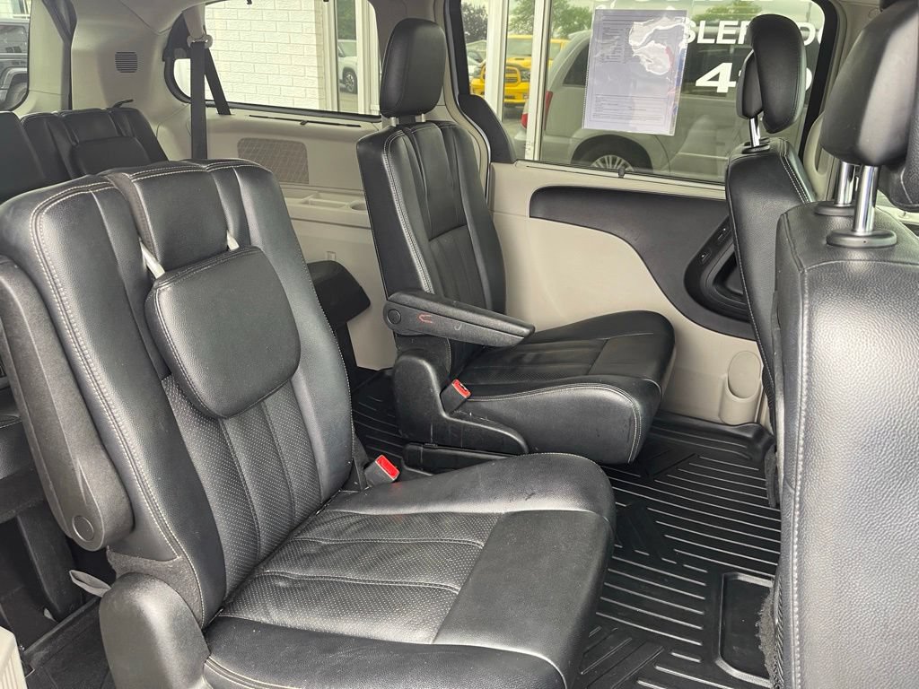 Used 2013 Chrysler Town & Country Touring-L w/ Driver Convenience Group FWD image 9