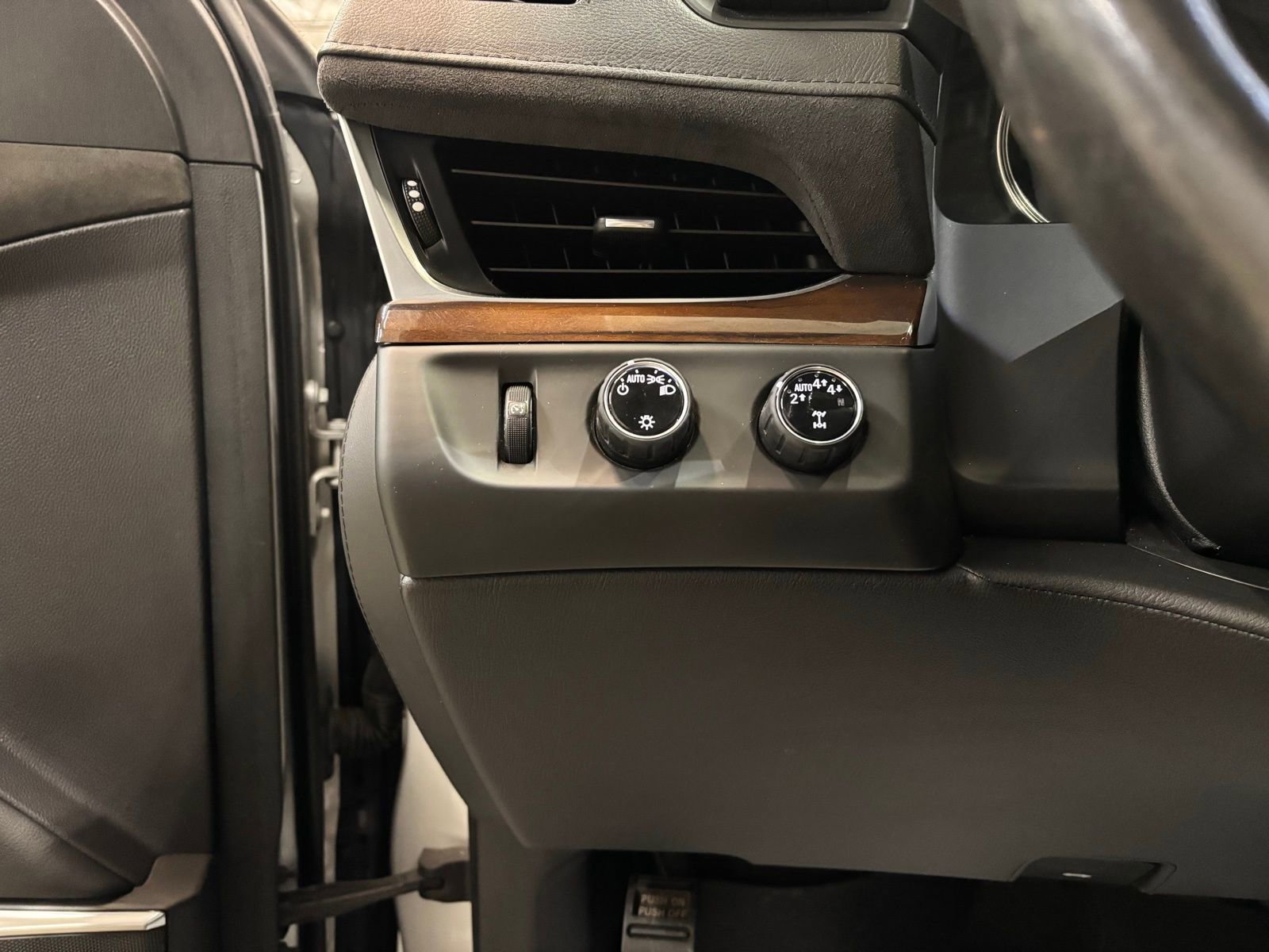 Used 2020 Cadillac Escalade ESV Luxury image 18