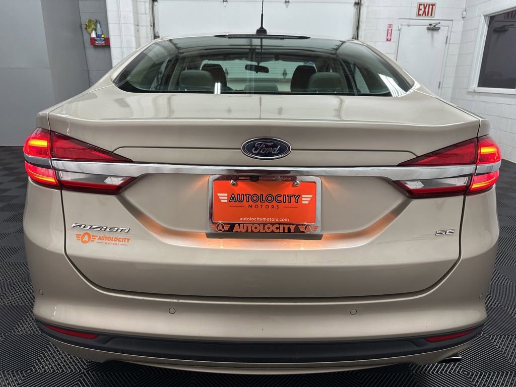 Used 2017 Ford Fusion SE w/ Fusion SE Technology Package image 9
