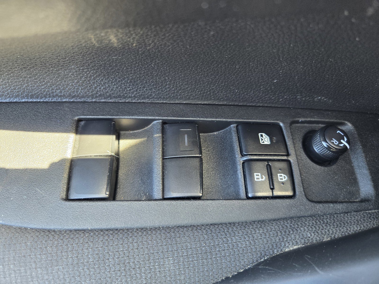 Used 2020 Toyota Corolla LE image 25