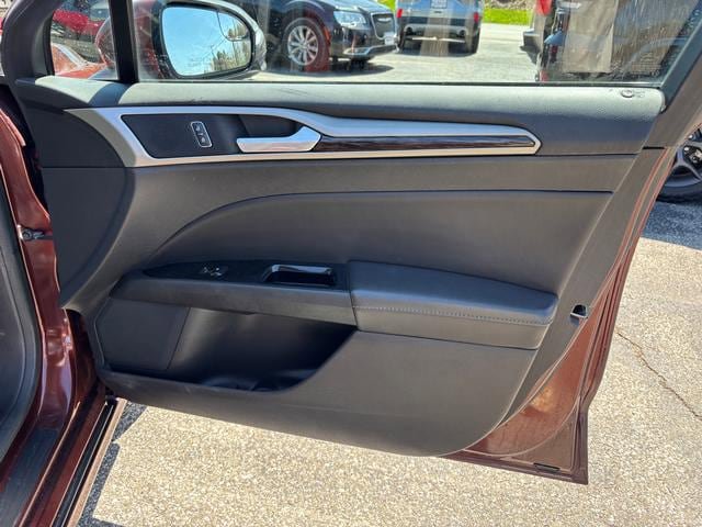 Used 2015 Ford Fusion SE FWD image 16