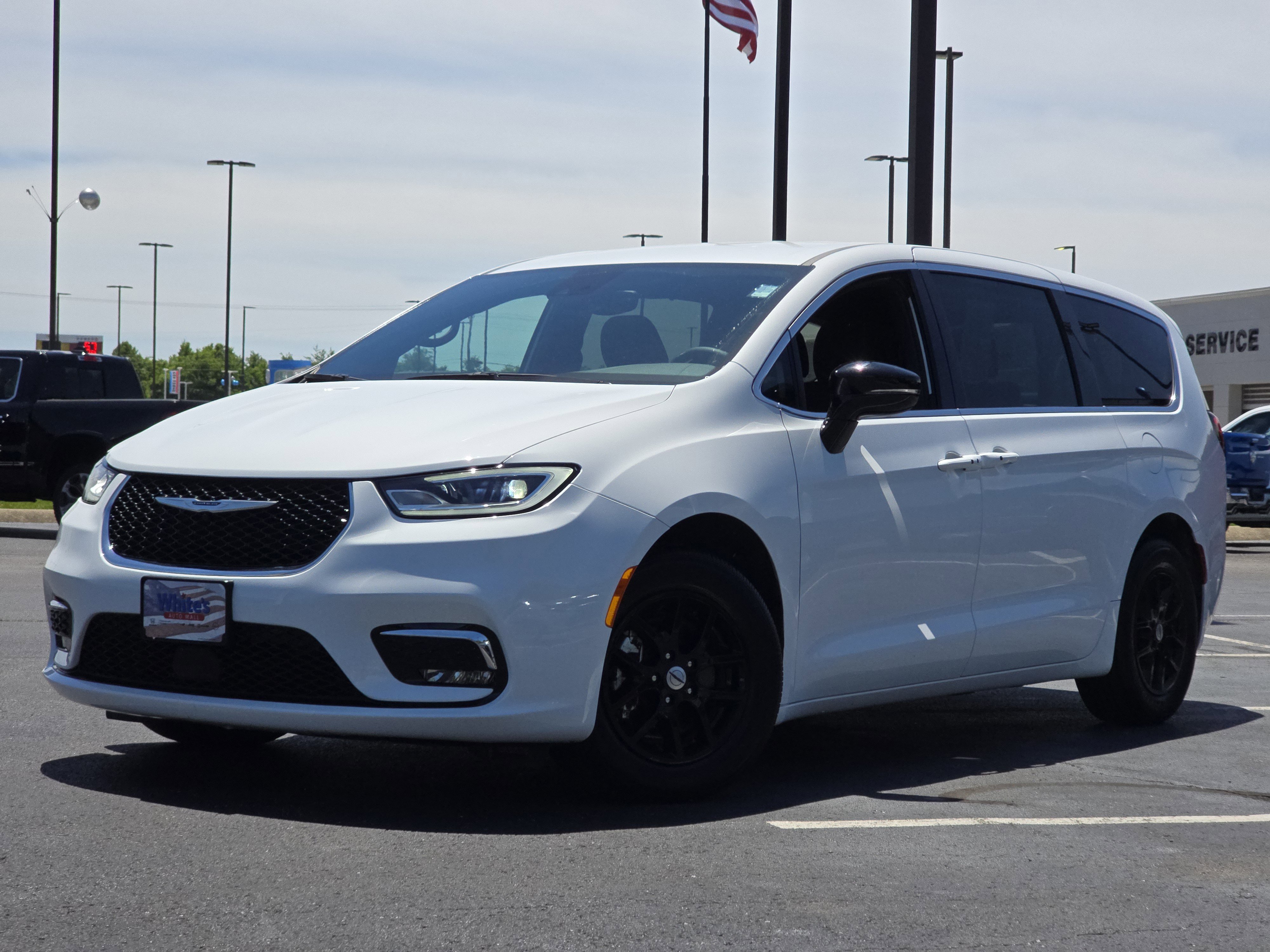Used 2024 Chrysler Pacifica Touring FWD image 2