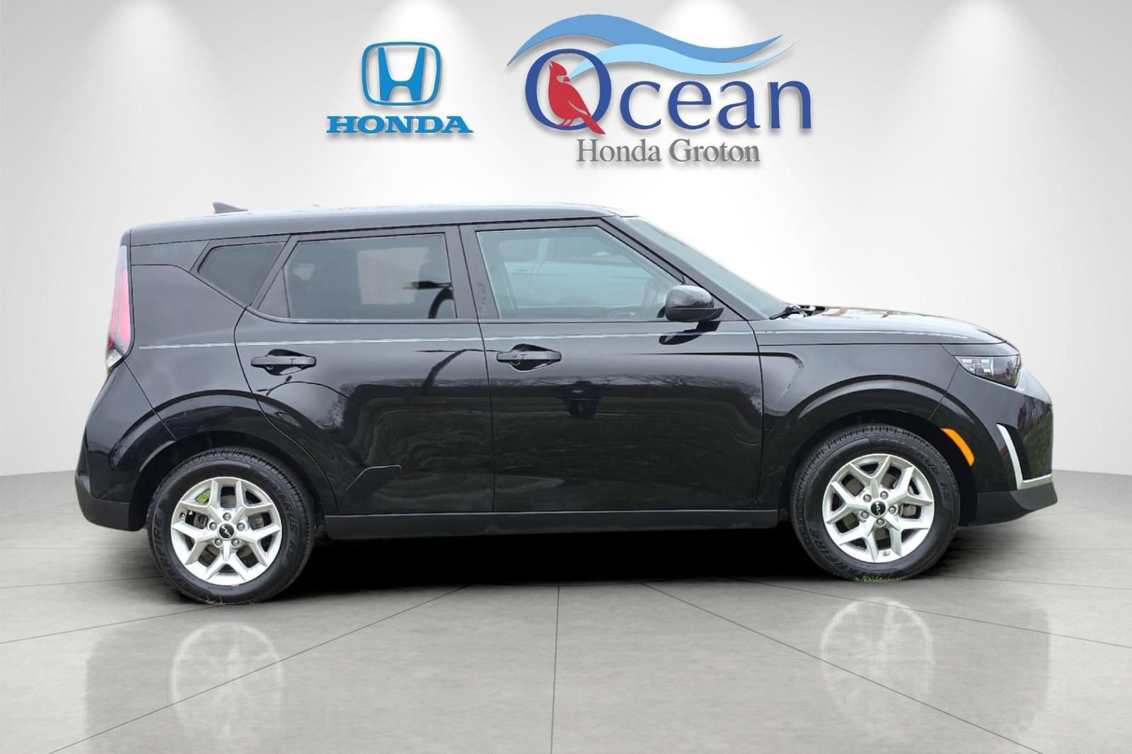 Used 2023 Kia Soul S FWD image 2