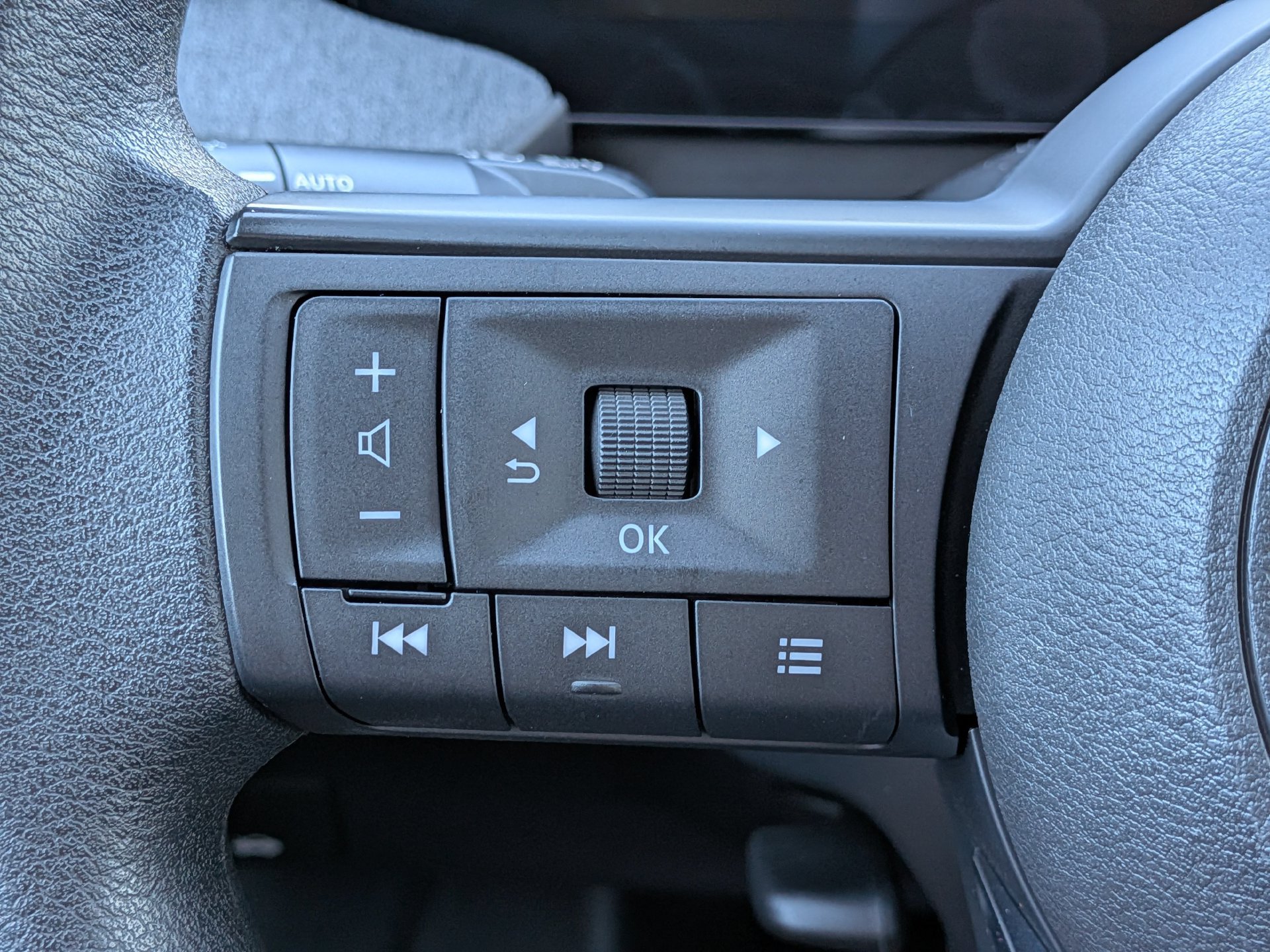 Used 2025 Nissan Kicks SV FWD image 24