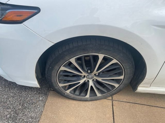 Used 2018 Toyota Camry SE w/ Convenience Package FWD image 3
