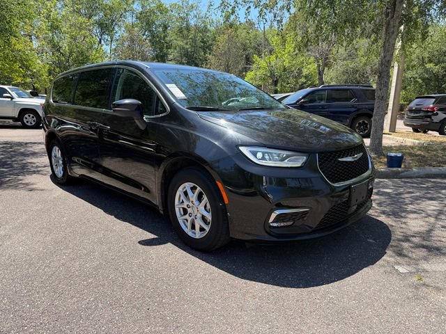 Used 2023 Chrysler Pacifica Touring-L FWD image 1