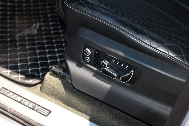 Used 2018 Bentley Bentayga AWD/4WD image 61