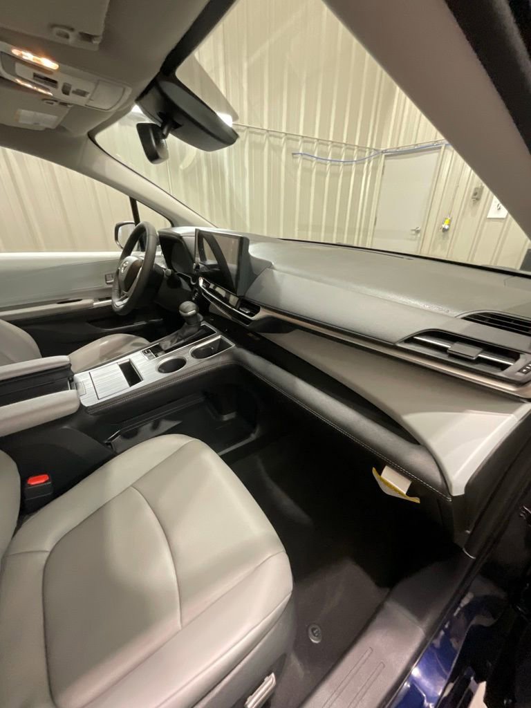 Used 2026 Toyota Sienna XLE image 16