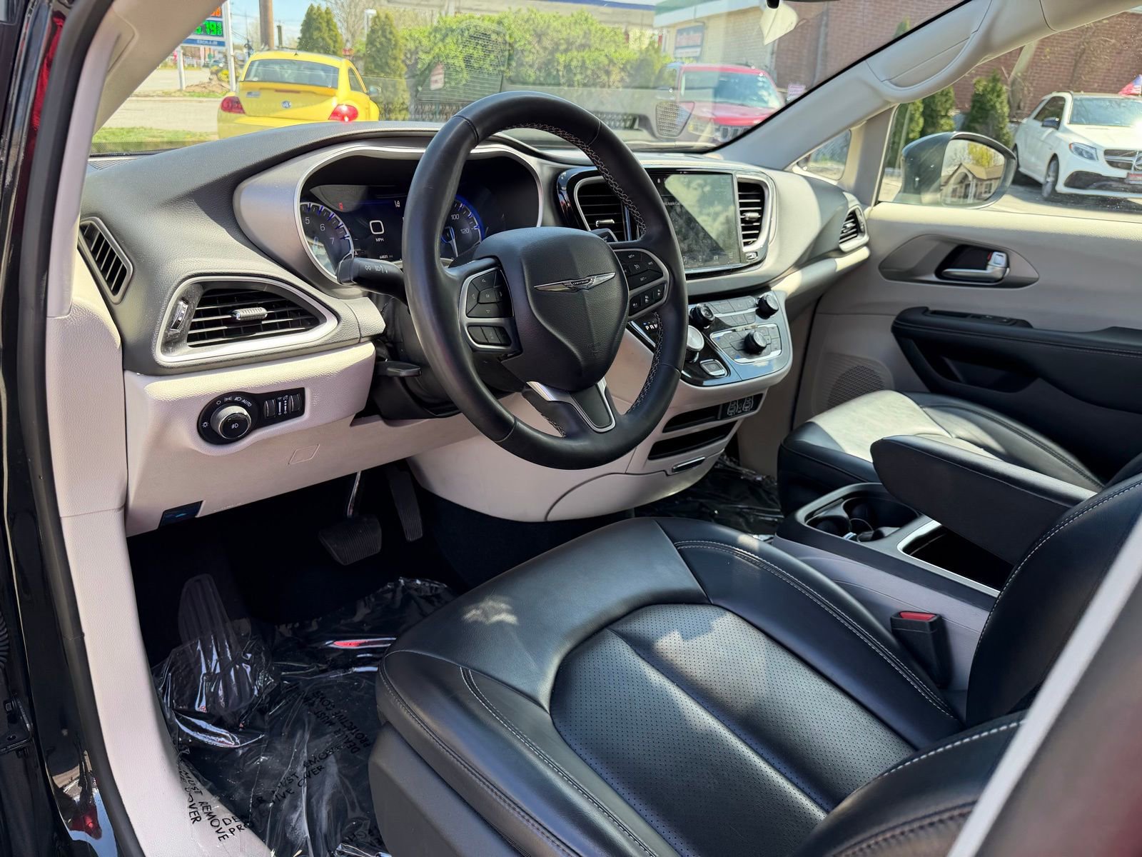 Used 2023 Chrysler Pacifica Touring-L image 14