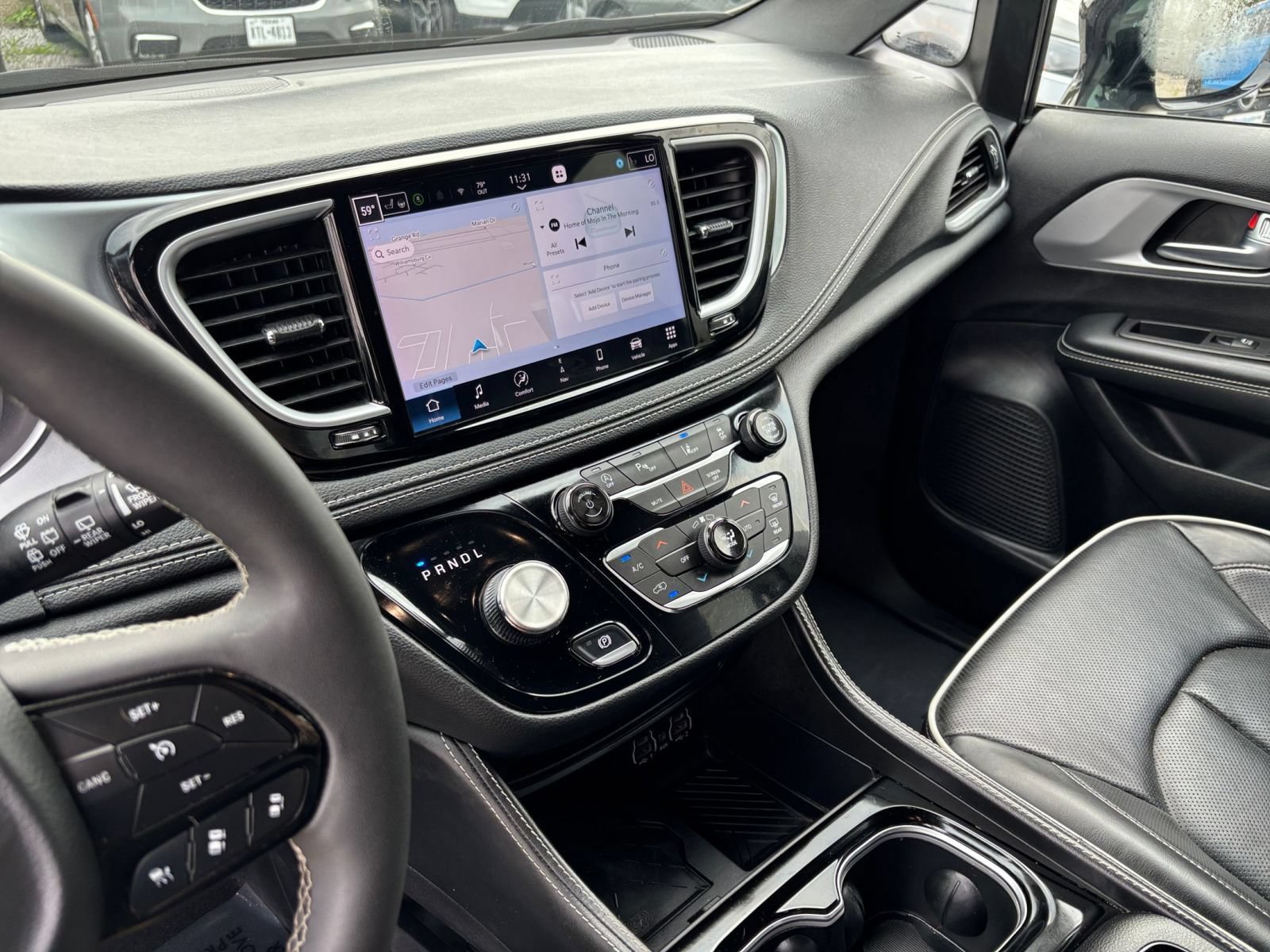 Used 2025 Chrysler Pacifica Limited FWD image 16
