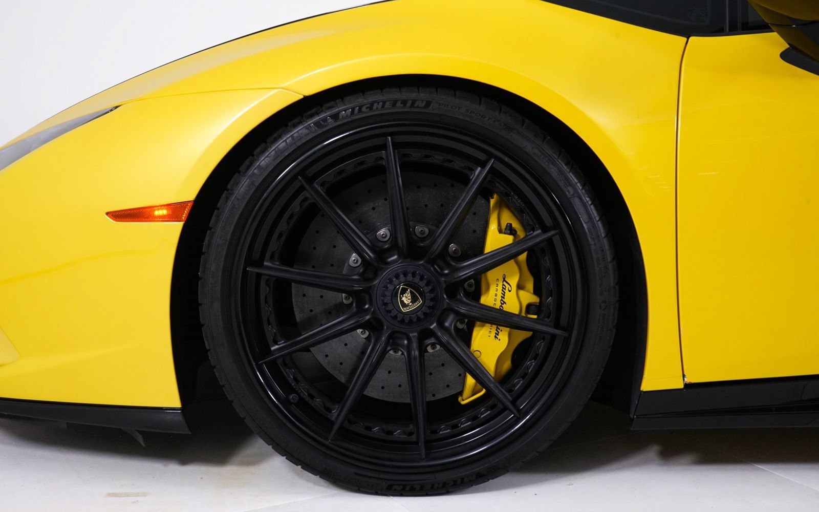 Used 2018 Lamborghini Huracan Performante AWD/4WD image 11