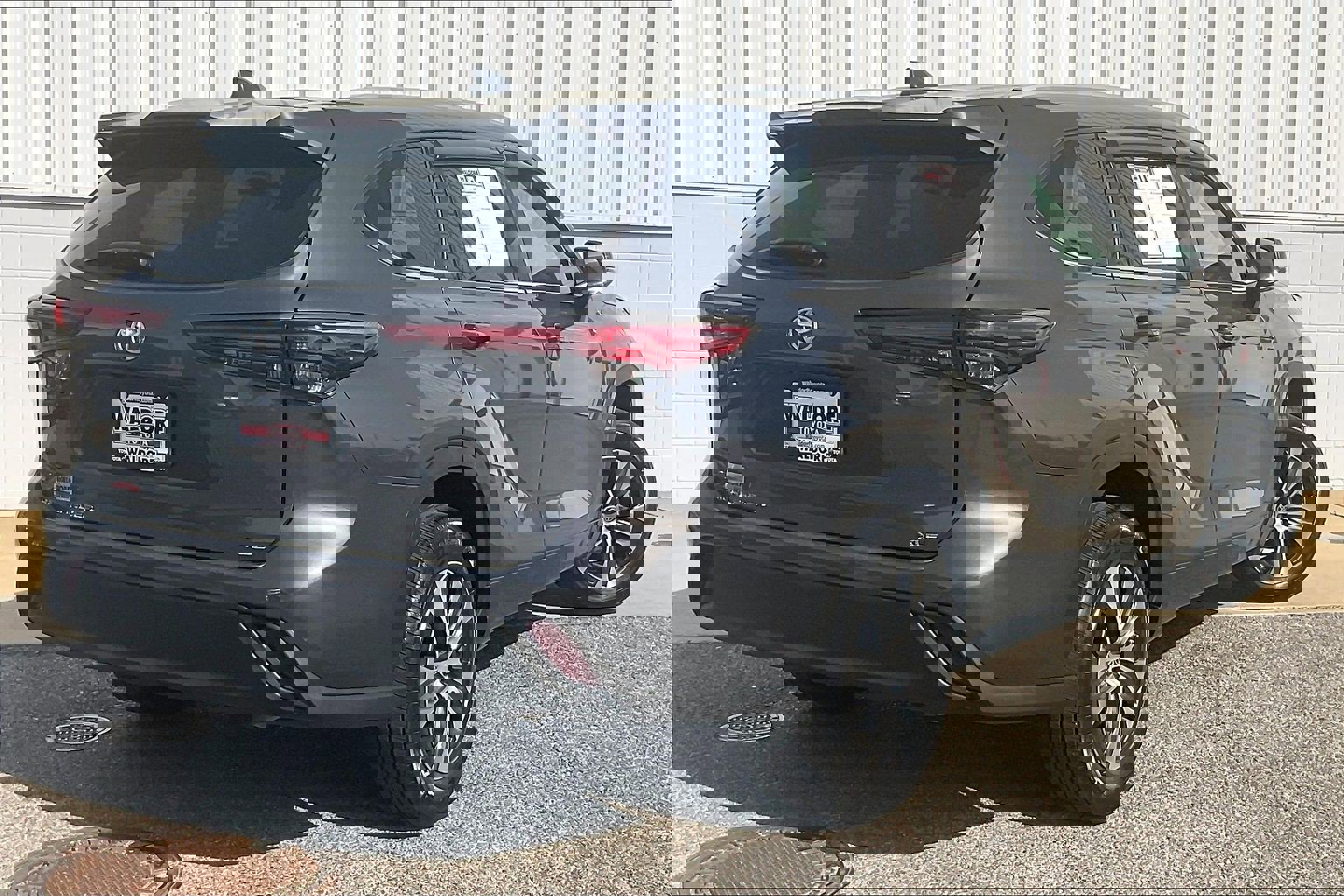 Used 2023 Toyota Highlander XLE FWD image 17