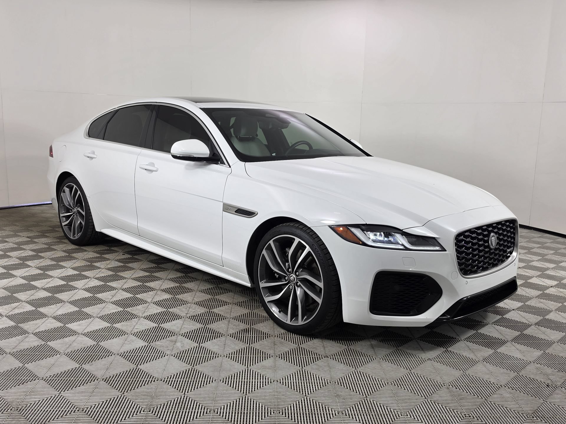 Used 2024 Jaguar XF R-Dynamic SE AWD/4WD video 1
