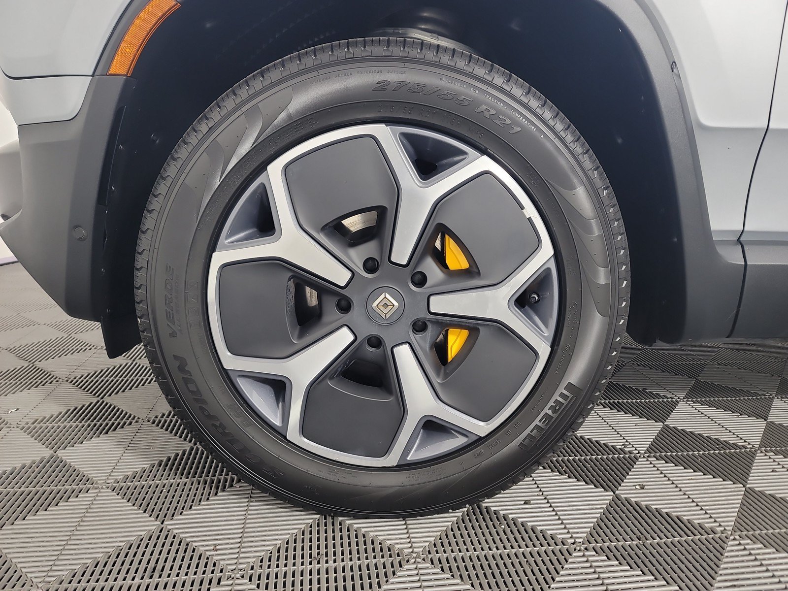 Used 2024 Rivian R1S Adventure AWD/4WD image 9