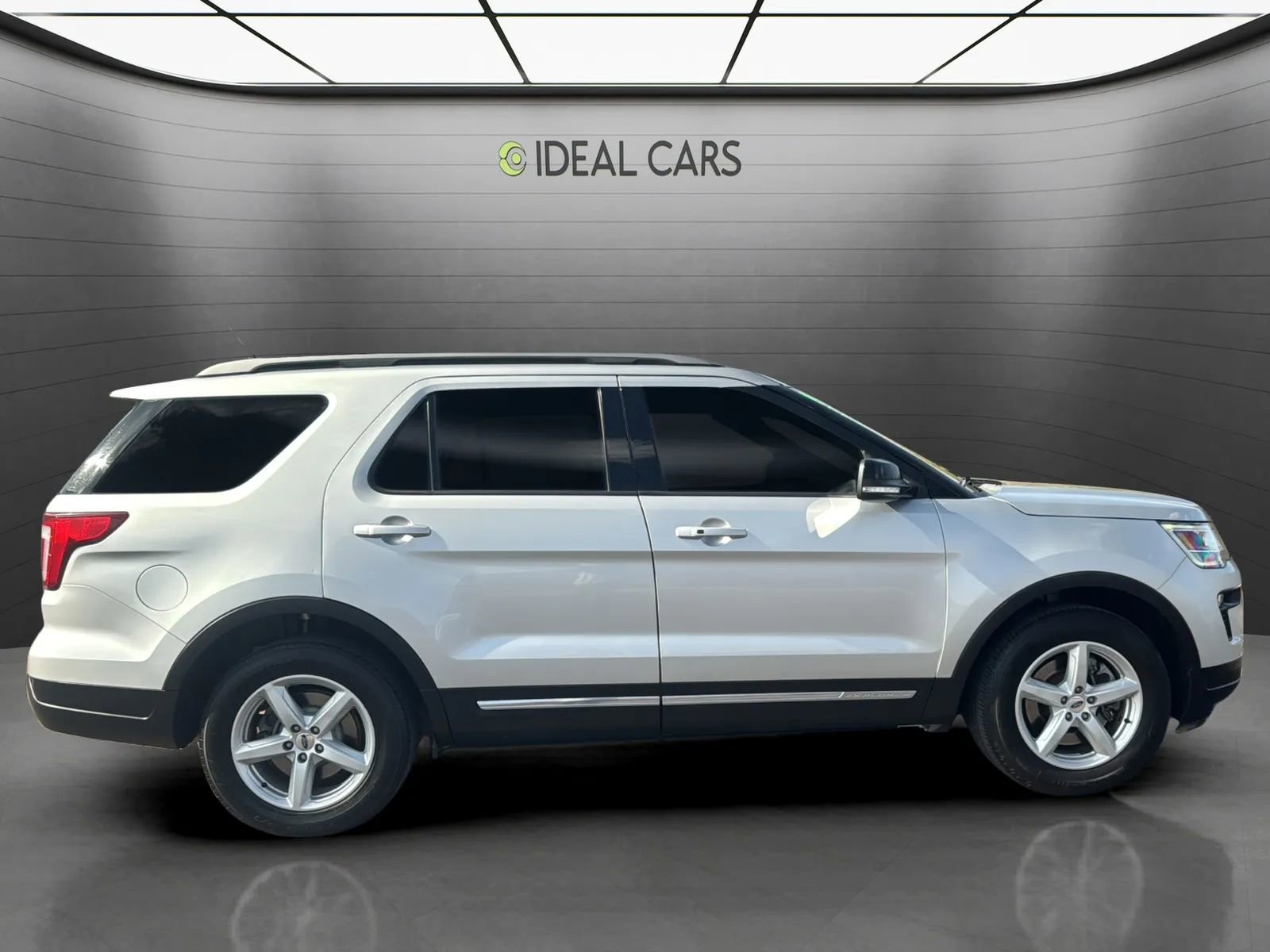 Used 2018 Ford Explorer XLT w/ Equipment Group 202A FWD image 6