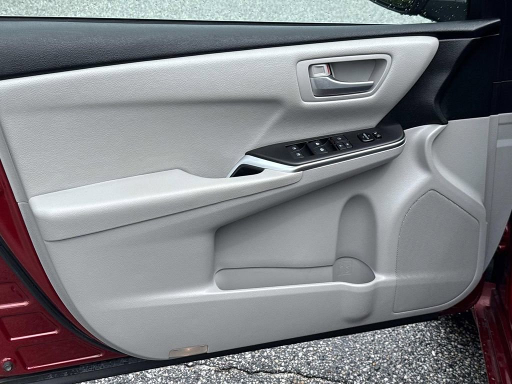 Used 2017 Toyota Camry SE FWD image 13