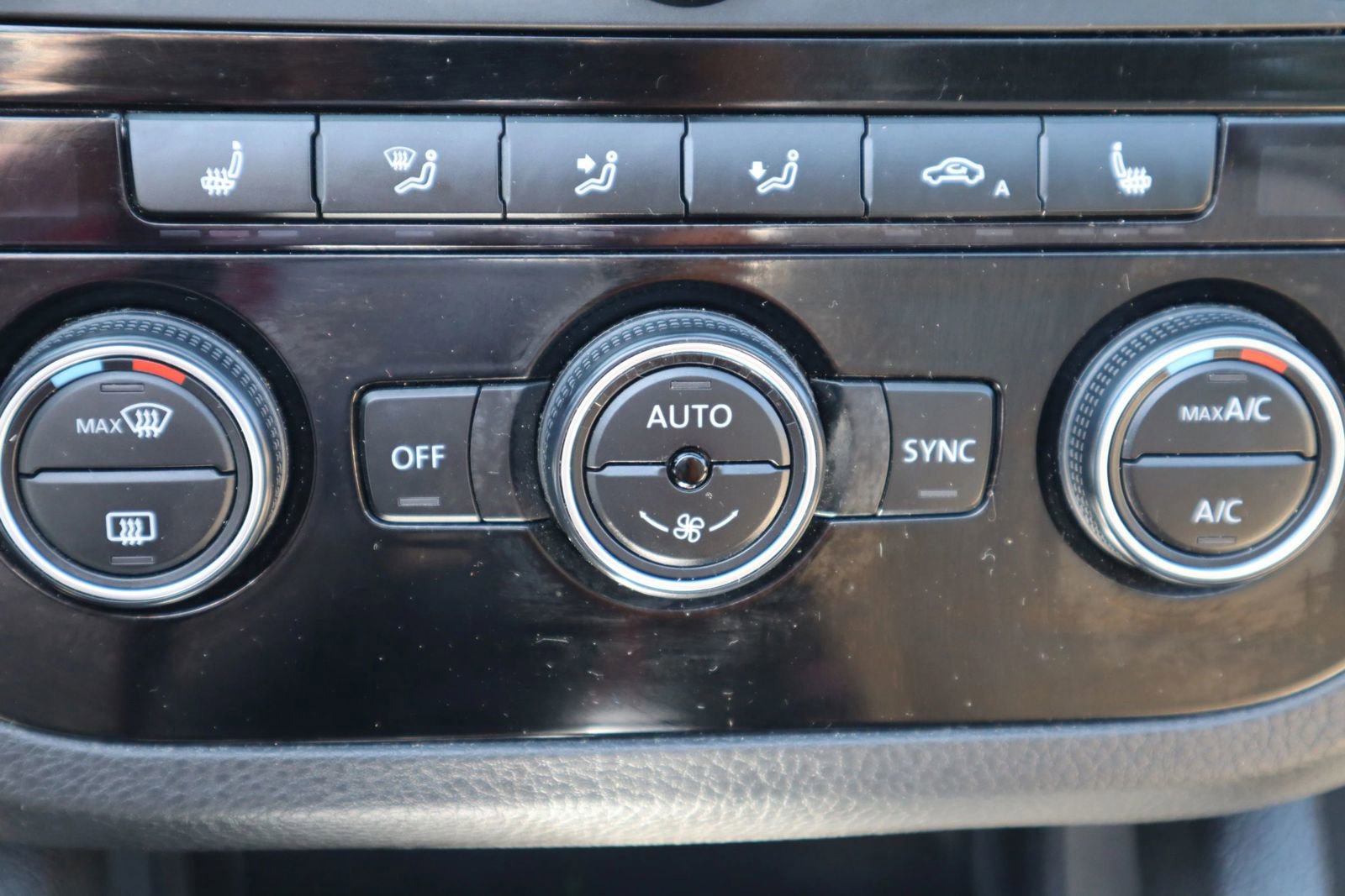Used 2015 Volkswagen Eos Executive FWD image 24