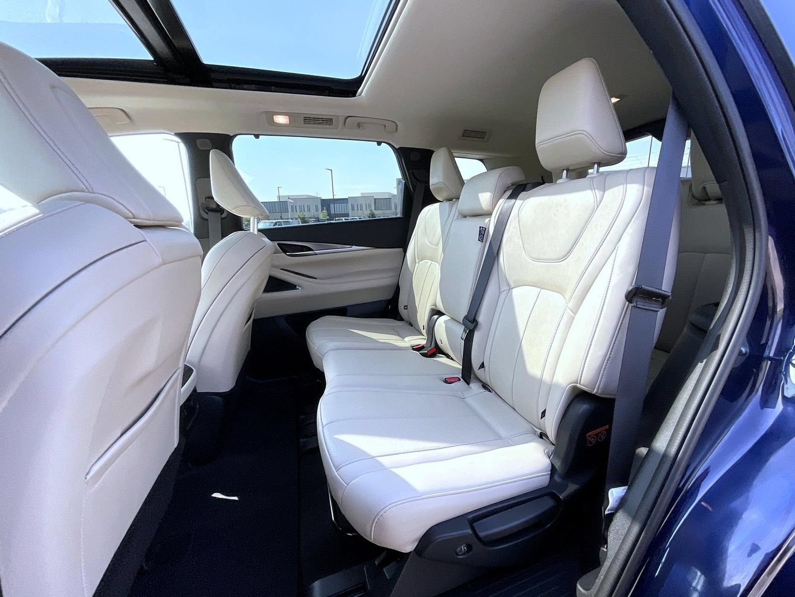 Used 2023 INFINITI QX60 Luxe w/ Vision Package AWD/4WD image 19