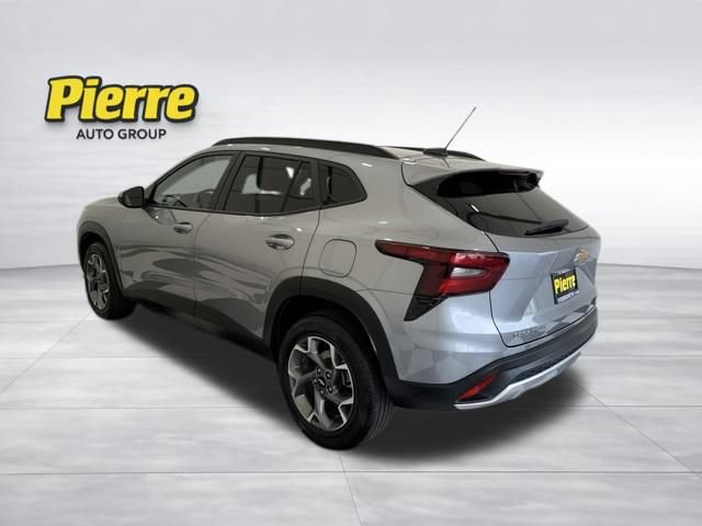 Used 2025 Chevrolet Trax LT FWD image 2