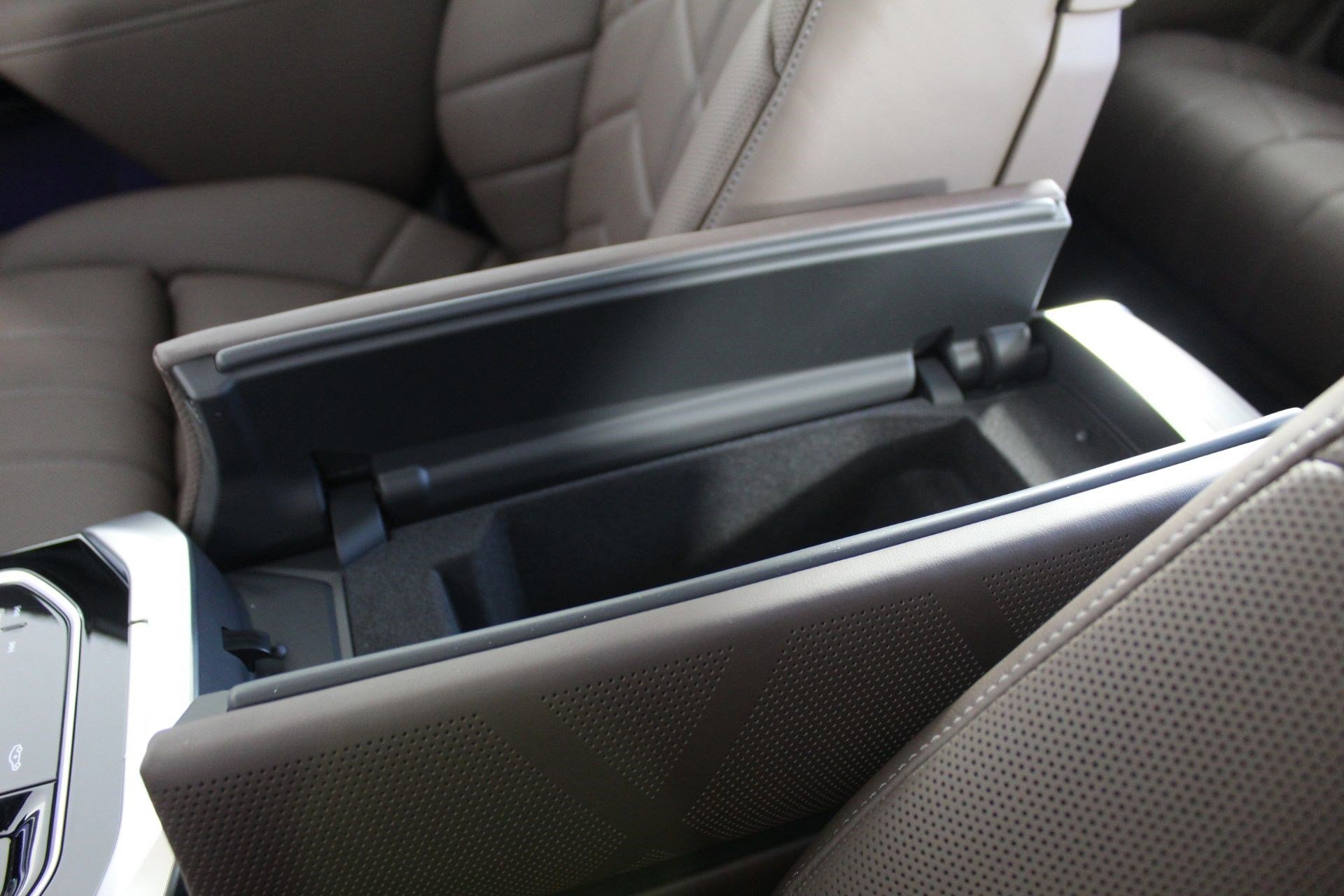 New 2026 BMW 750e xDrive w/ Executive Package image 30