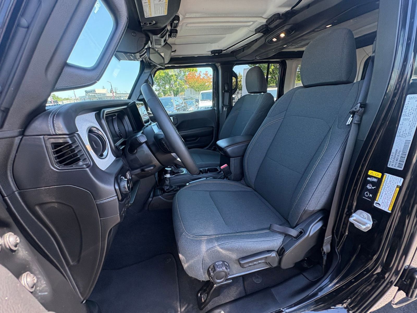 Used 2025 Jeep Wrangler Unlimited Sahara AWD/4WD image 36