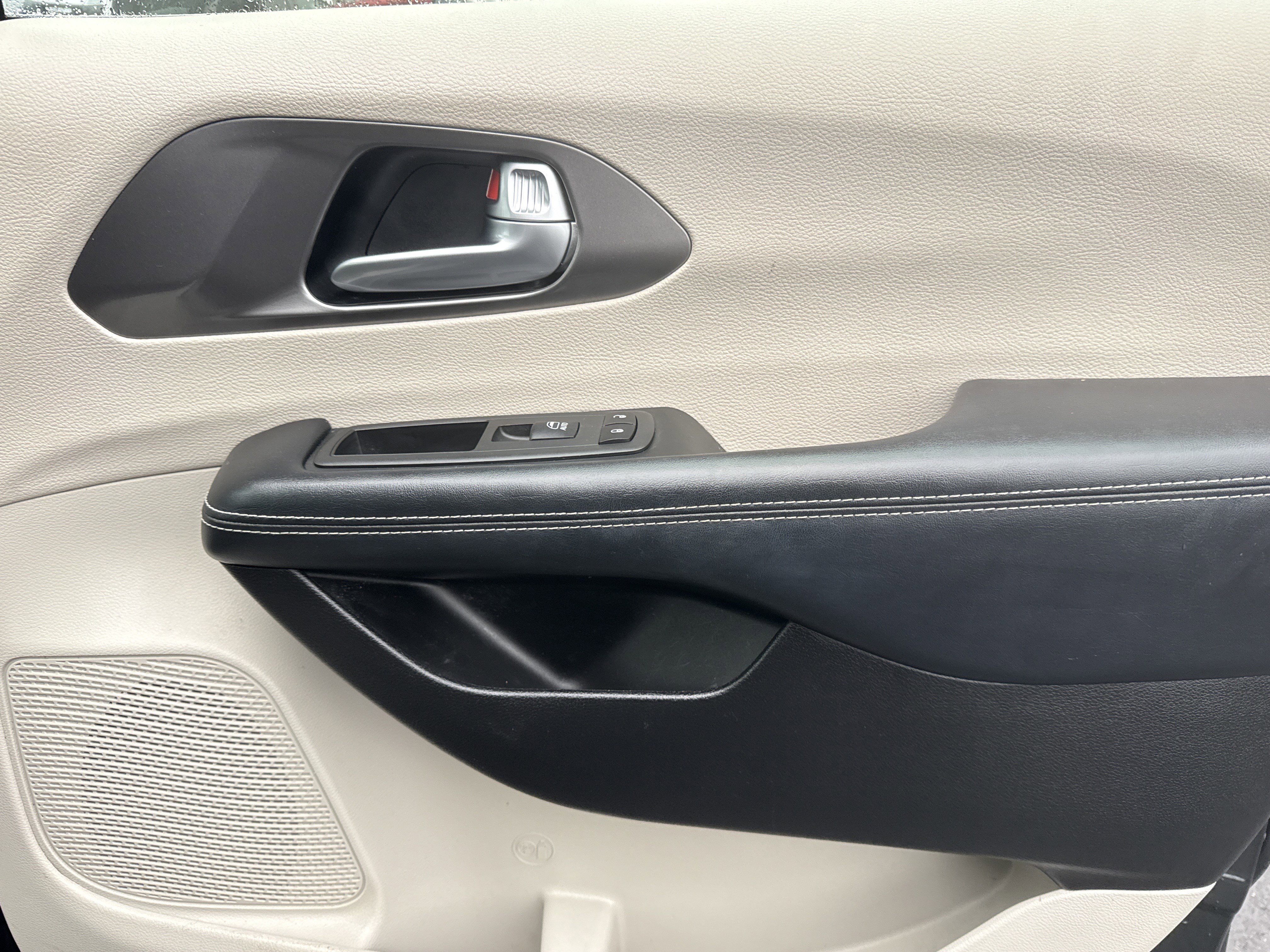 Used 2022 Chrysler Pacifica Touring-L image 17