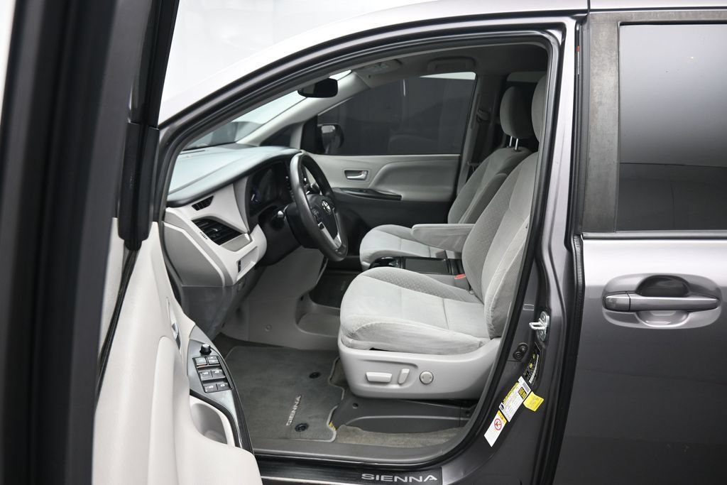 Used 2018 Toyota Sienna LE w/ Carpet Mat Package FWD image 11