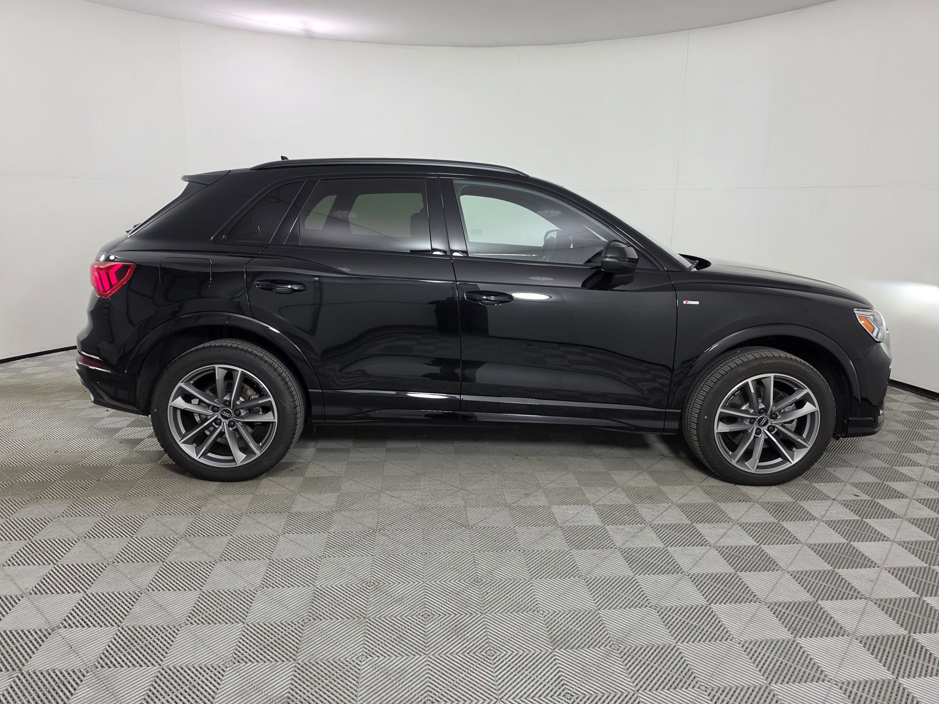 Certified 2025 Audi Q3 2.0T Premium w/ Convenience Package AWD/4WD image 8