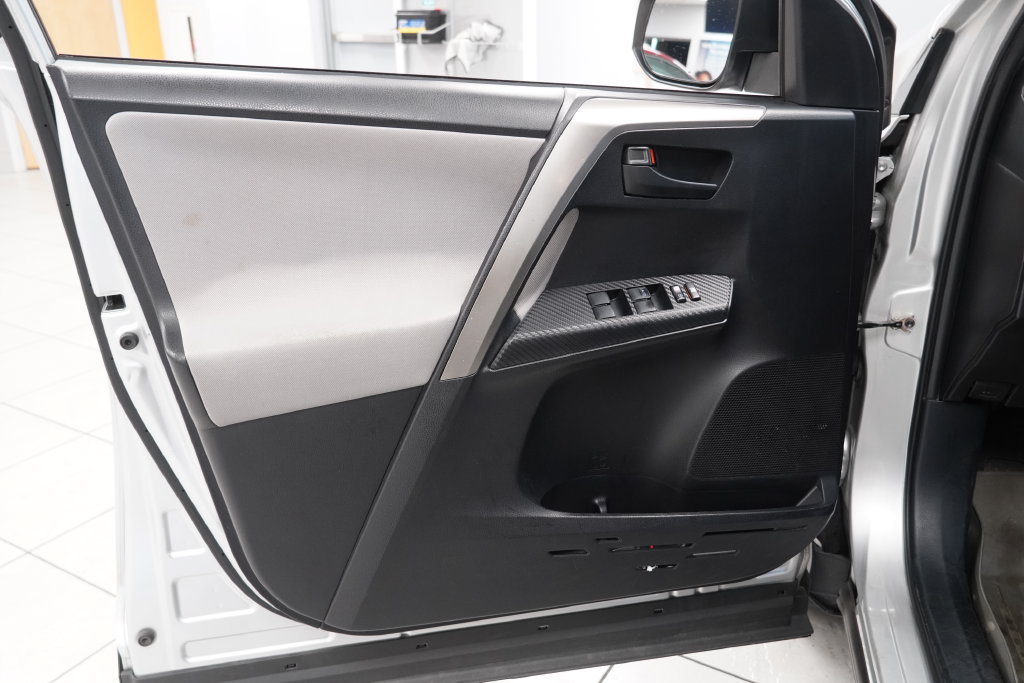Used 2014 Toyota RAV4 LE AWD/4WD image 16