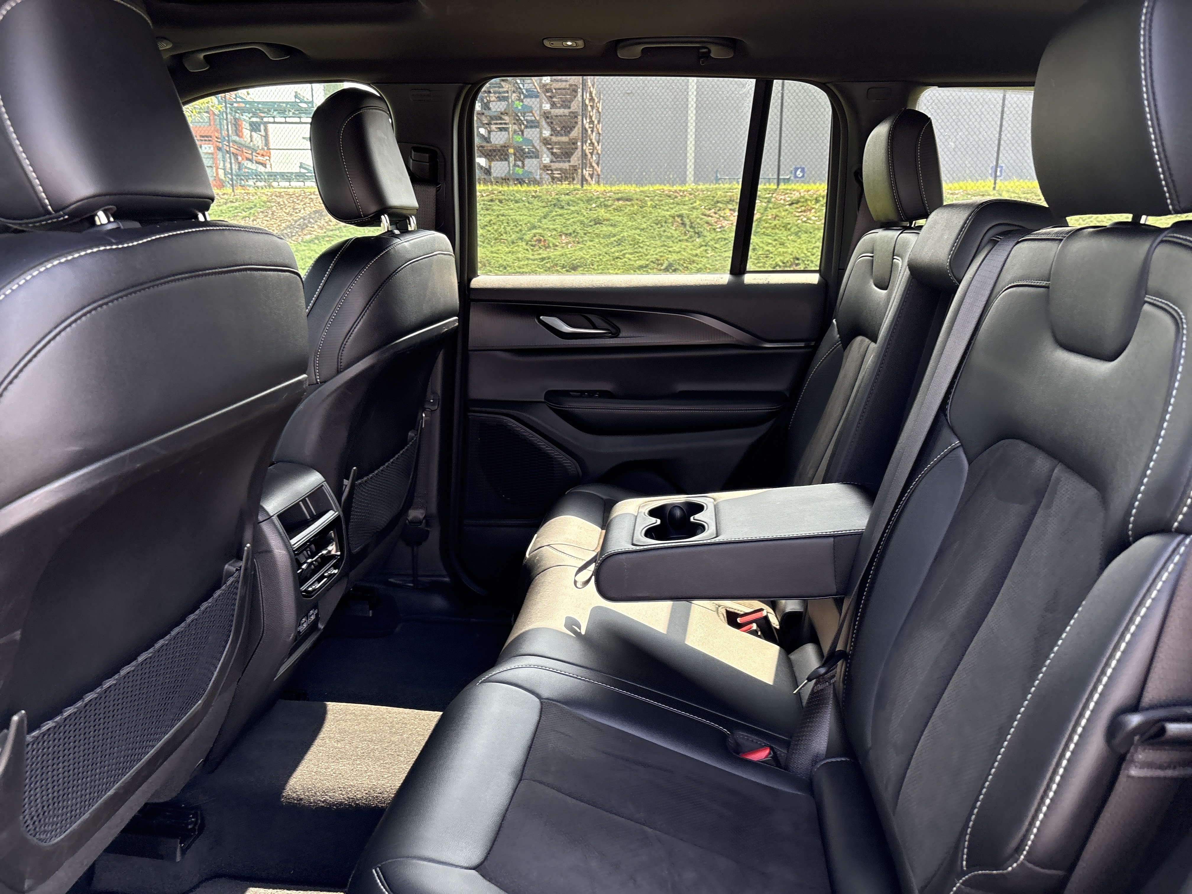 Used 2023 Jeep Grand Cherokee Altitude RWD image 33