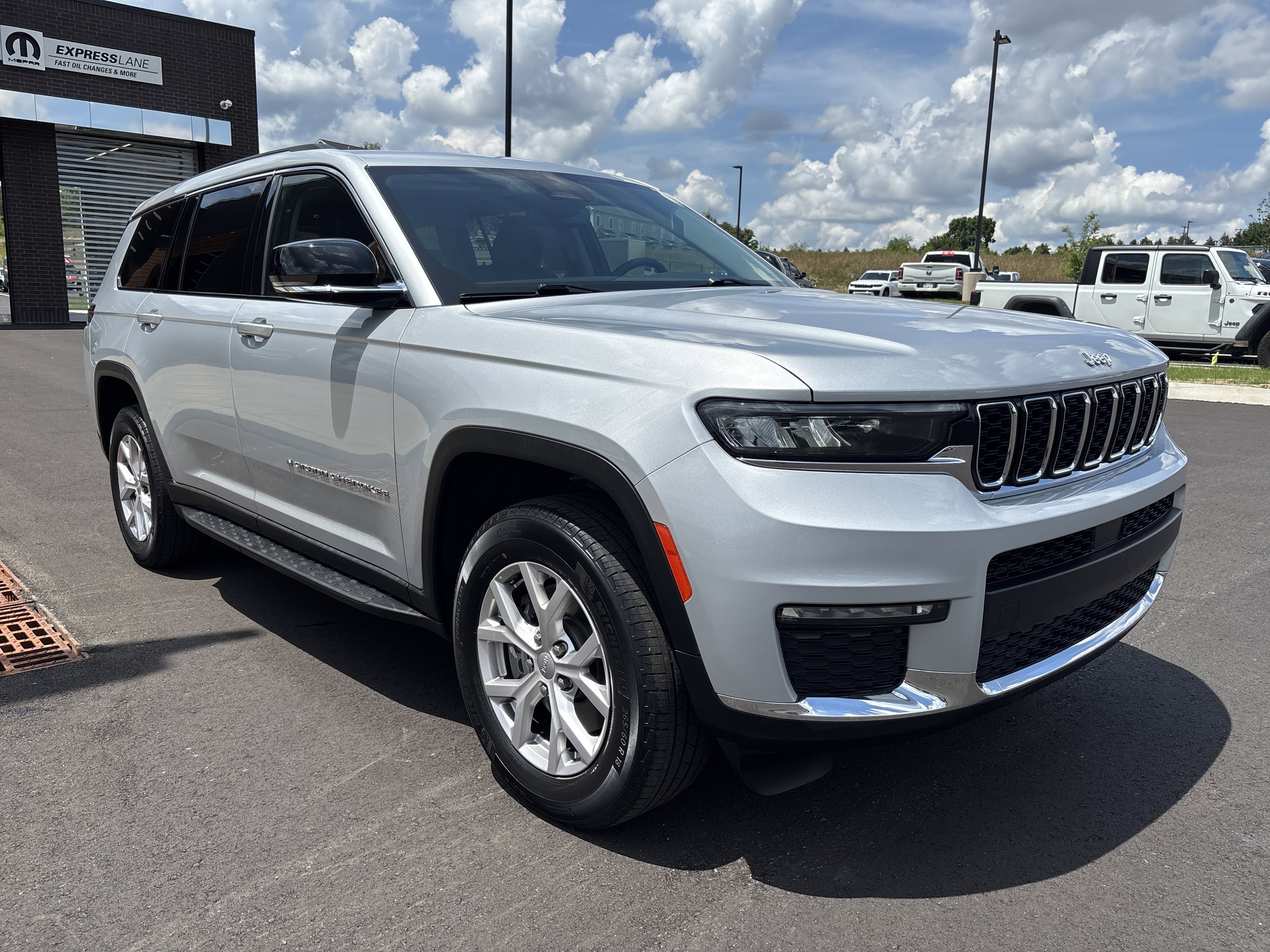 Used 2022 Jeep Grand Cherokee L Limited AWD/4WD image 10