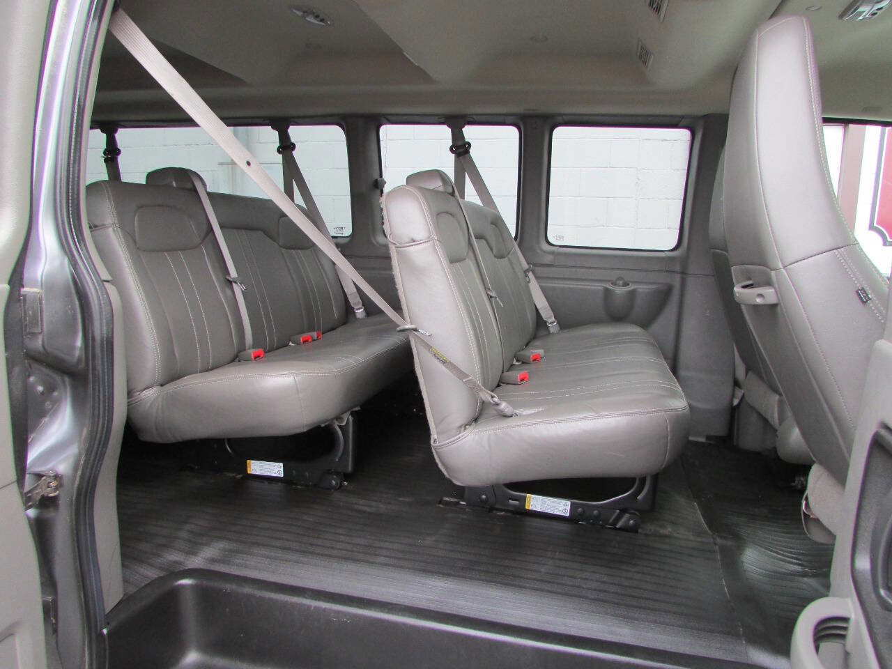 Used 2017 Chevrolet Express 3500 LS image 5