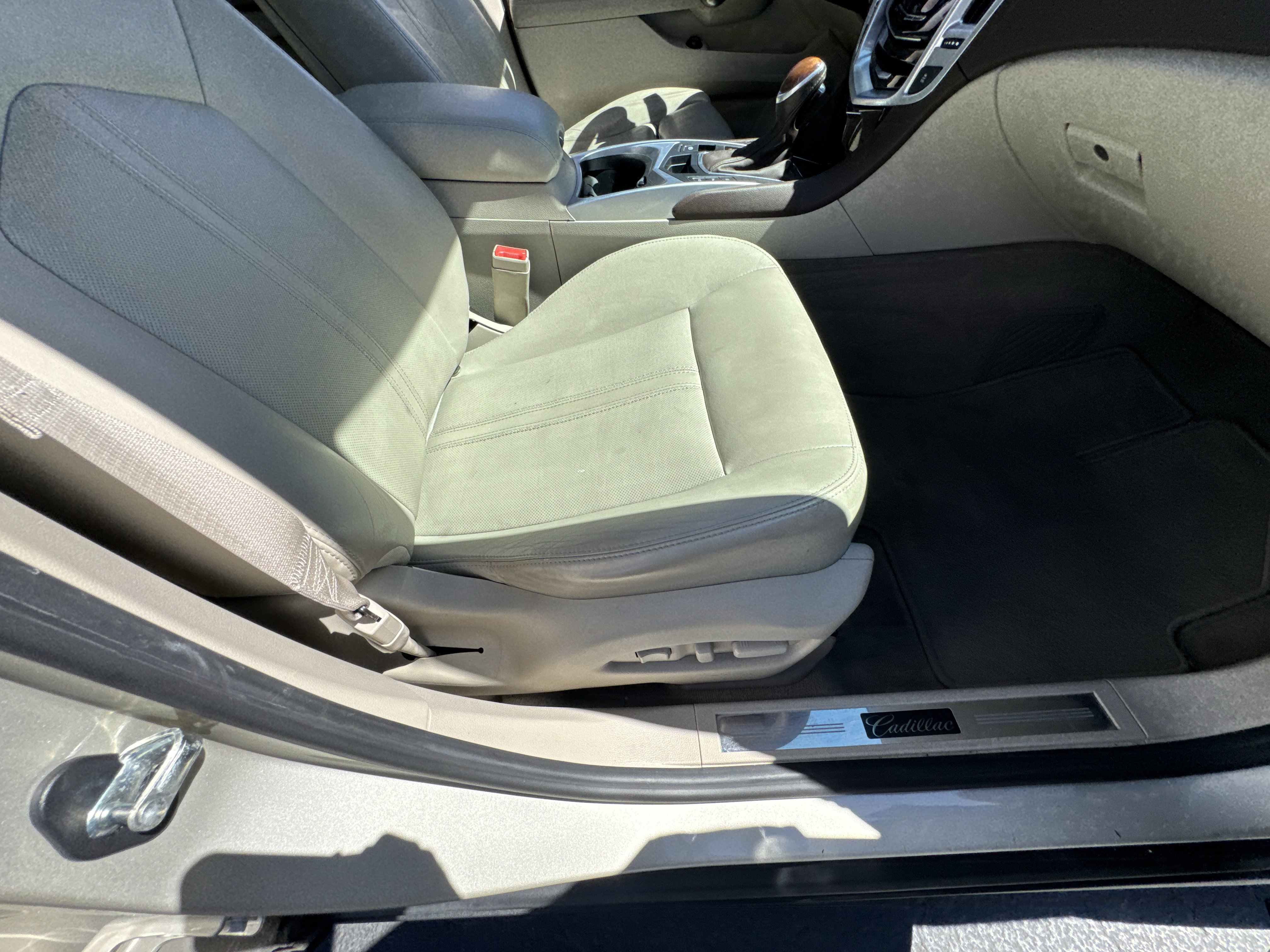 Used 2014 Cadillac SRX Luxury w/ Driver Awareness Package image 29