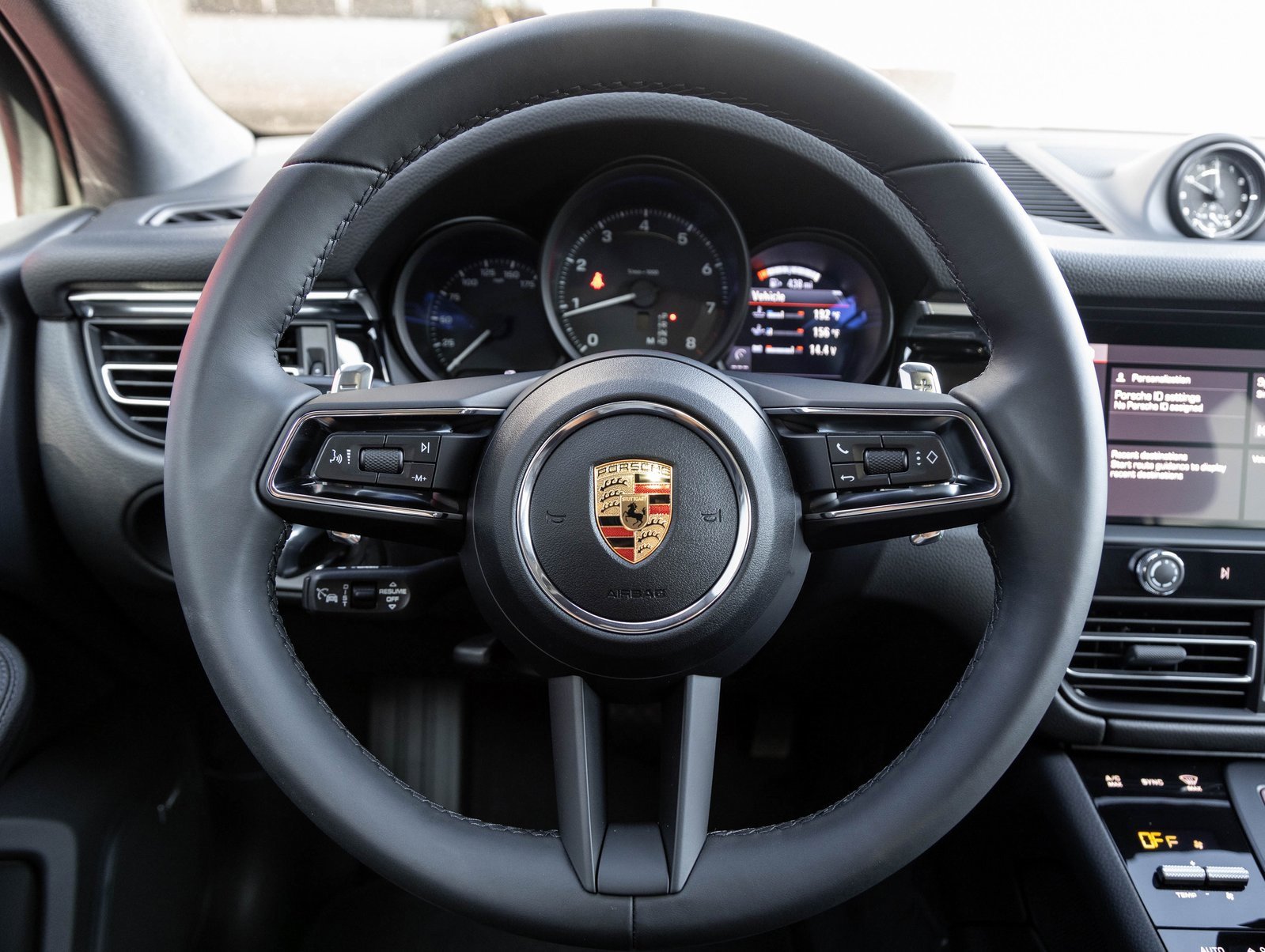 Certified 2025 Porsche Macan image 13