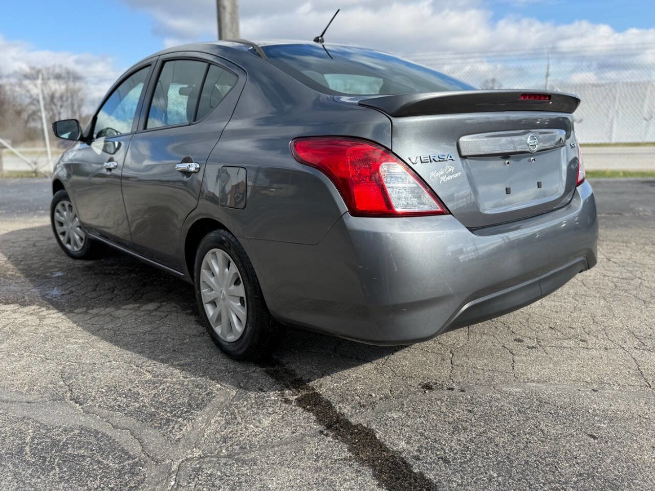 Used 2018 Nissan Versa SV image 3