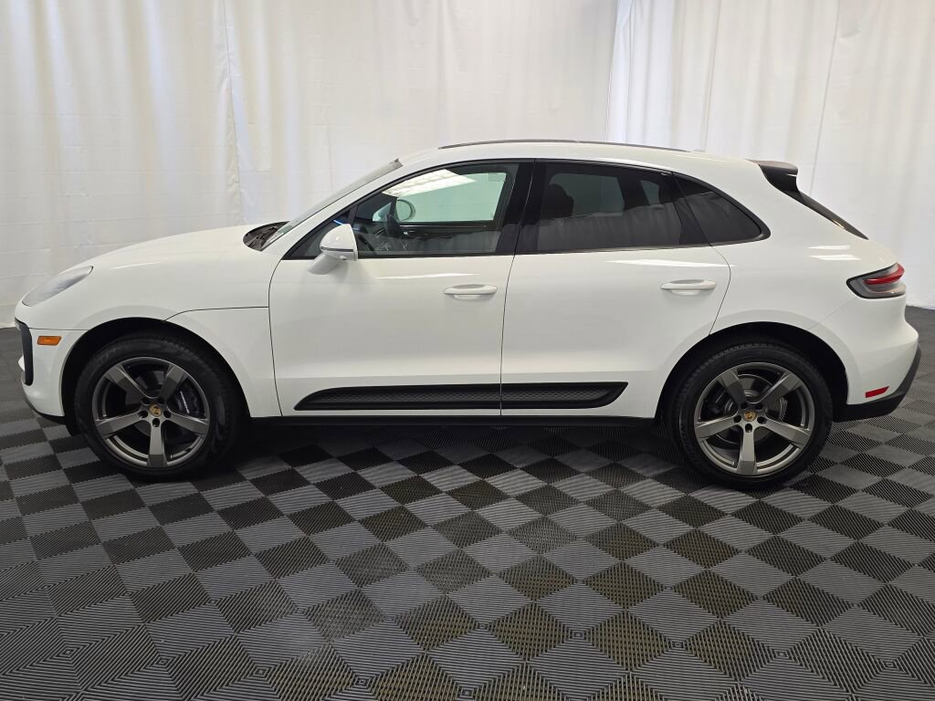 Certified 2025 Porsche Macan image 2