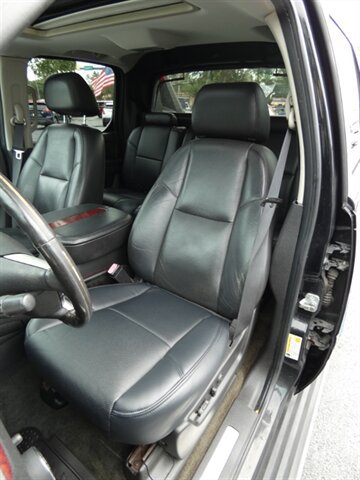 Used 2007 Cadillac Escalade EXT w/ Climate Package AWD/4WD image 38