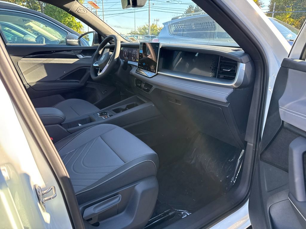 New 2025 Volkswagen Tiguan SE R-Line image 16
