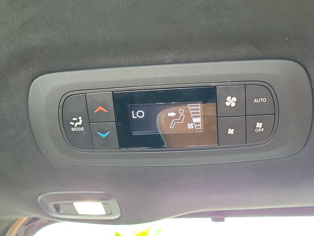 Used 2021 Chrysler Pacifica Pinnacle FWD image 14