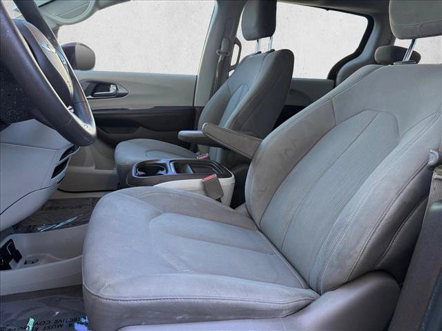 Used 2018 Chrysler Pacifica Touring Plus w/ Tire & Wheel Group FWD image 17