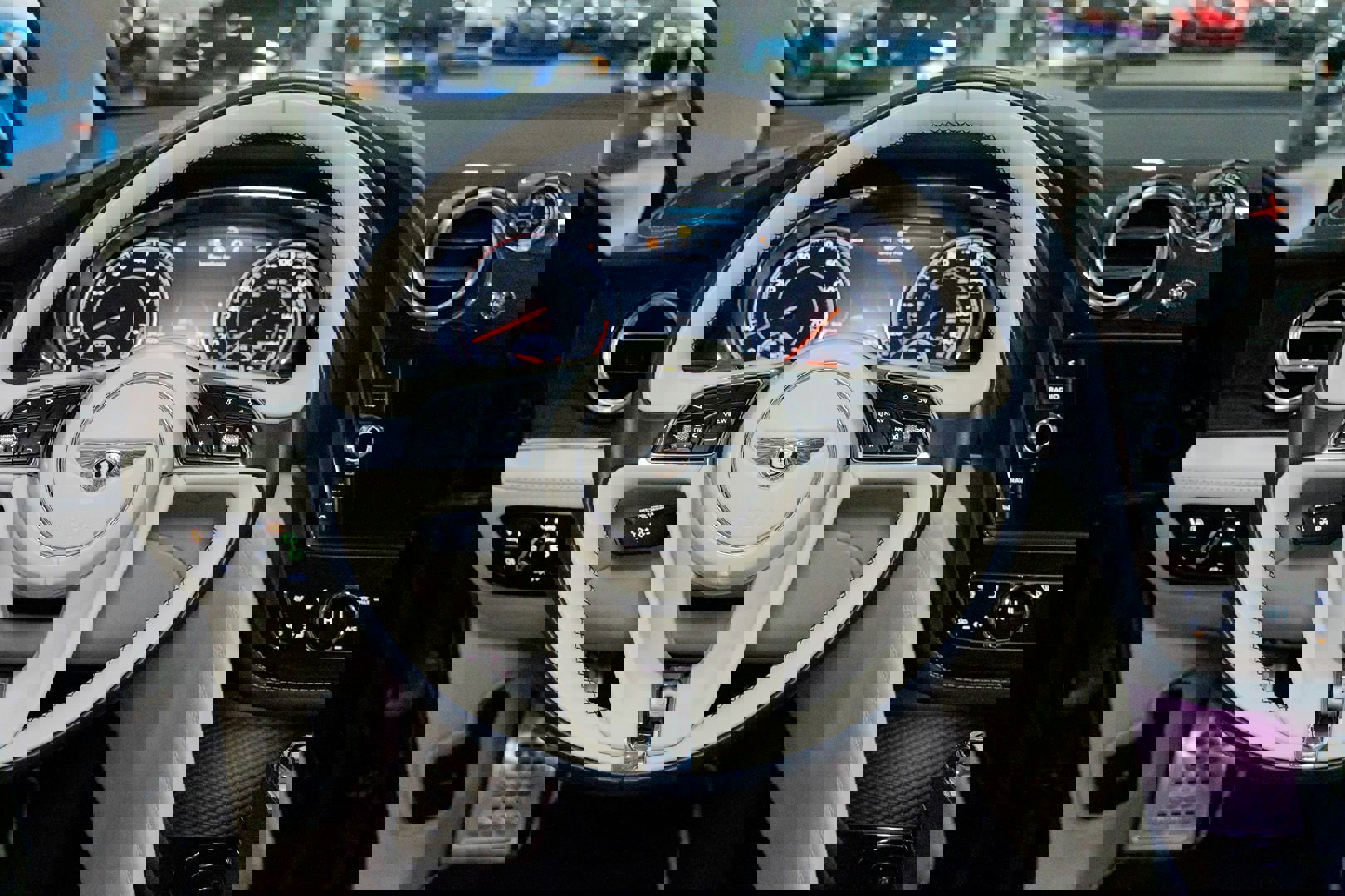 Used 2020 Bentley Bentayga V8 image 45