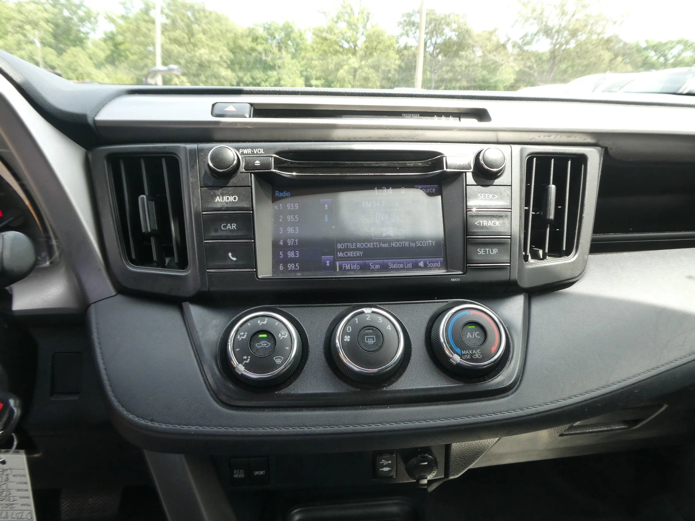 Used 2018 Toyota RAV4 LE AWD/4WD image 19